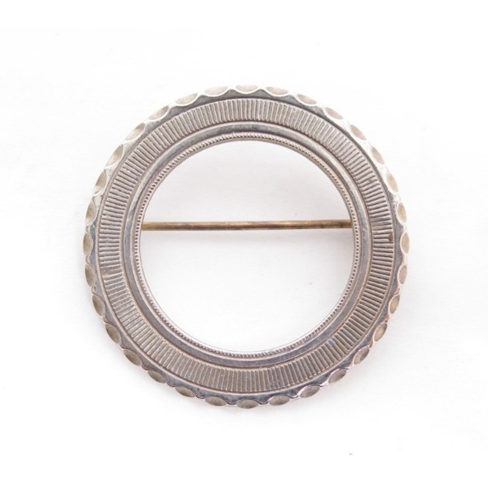 Vintage Silver Toned Simple wreath pin / brooch. Etched design